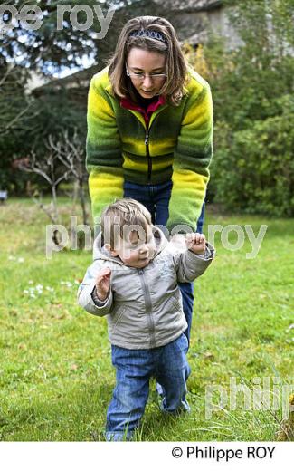 PETIT GARCON DE UN AN FAISANT SES PREMIERS PAS DANS LE JARDIN (00P02519.jpg)