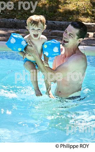 PETIT GARCON DE DIX-SEPT  MOIS   SE BAIGNANT A LA PISCINE  AVEC SON PERE. (00P02639.jpg)