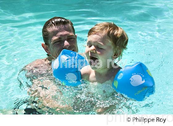 PETIT GARCON DE DIX-SEPT  MOIS   SE BAIGNANT A LA PISCINE  AVEC SON PERE. (00P02640.jpg)