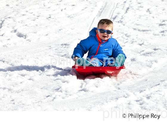 PETIT GARCON , 2 ANS A LA NEIGE, STATION DE PEYRAGUDES, HAUTES PYRENEES. (00P02724.jpg)