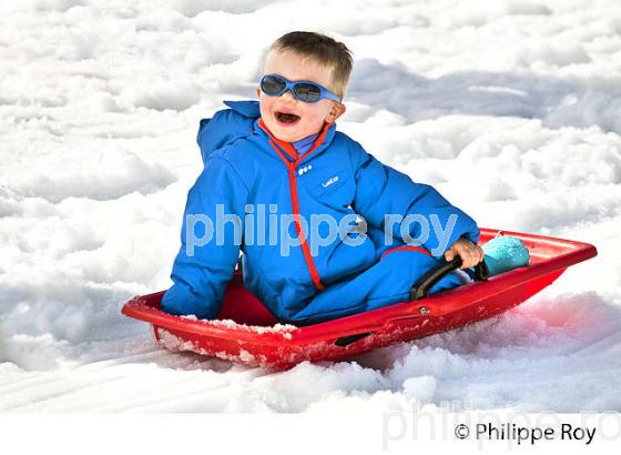 PETIT GARCON , 2 ANS A LA NEIGE, STATION DE PEYRAGUDES, HAUTES PYRENEES. (00P02726.jpg)