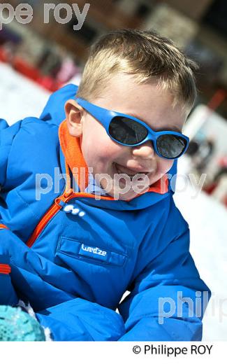 PETIT GARCON , 2 ANS A LA NEIGE, STATION DE PEYRAGUDES, HAUTES PYRENEES. (00P02733.jpg)