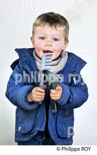 PORTRAIT , PETIT GARCON , 2 ANS  ,  SAILLANS , GIRONDE. (00P02734.jpg)