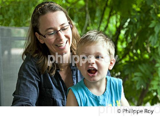 PORTRAIT , PETIT GARCON , 2 ANS ET DEMI , ET MAMAN,   SAILLANS , GIRONDE. (00P02739.jpg)