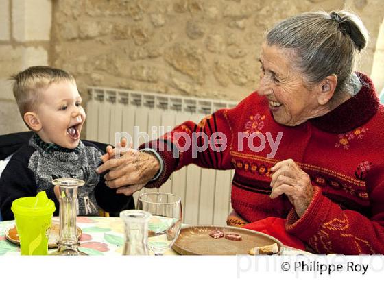 PETIT GARCON , 2 ANS ET DEMI , ET SON ARRIERE GRAND MERE, SAILLANS , GIRONDE. (00P02811.jpg)