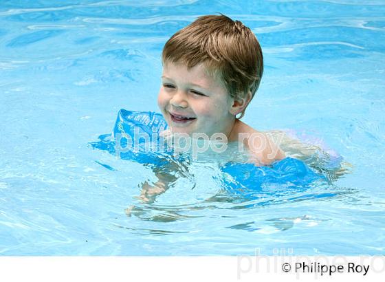 PETIT GARCON , 3 ANS , A LA PISCINE, GIRONDE. (00P02931.jpg)