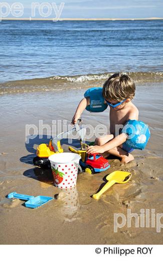 THOMAS,  3 ANS, A LA PLAGE, BASSIN D' ARCACHON, GIRONDE (00P02935.jpg)