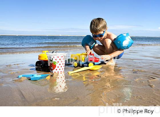 THOMAS,  3 ANS, A LA PLAGE, BASSIN D' ARCACHON, GIRONDE (00P02940.jpg)