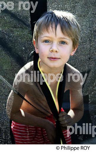 PORTRAIT, ENFANT, 5 ANS,  ET TREMPOLINE,  LANGON, GIRONDE. (00P03021.jpg)