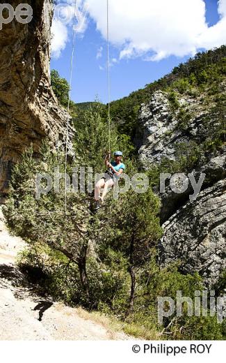 VIA FERRATA, ASPRES SUR BUECH , PROVENCE, FRANCE (00S05320.jpg)