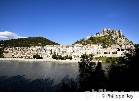 SISTERON, ALPES DE HAUTE PROVENCE, PROVENCE, FRANCE (04F00103.jpg)