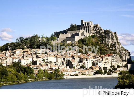 SISTERON, ALPES DE HAUTE PROVENCE, PROVENCE, FRANCE (04F00104.jpg)