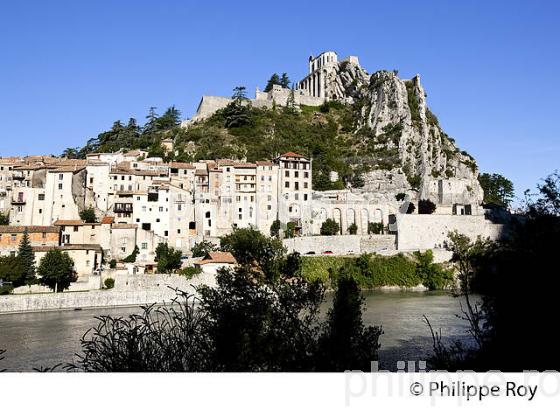 SISTERON, ALPES DE HAUTE PROVENCE, PROVENCE, FRANCE (04F00105.jpg)