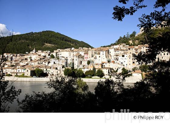 SISTERON, ALPES DE HAUTE PROVENCE, PROVENCE, FRANCE (04F00106.jpg)