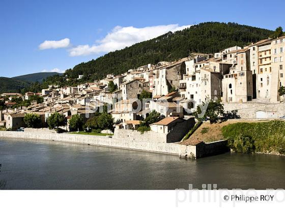 SISTERON, ALPES DE HAUTE PROVENCE, PROVENCE, FRANCE (04F00108.jpg)