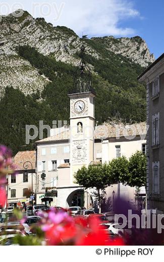 SISTERON, ALPES DE HAUTE PROVENCE, PROVENCE, FRANCE (04F00123.jpg)
