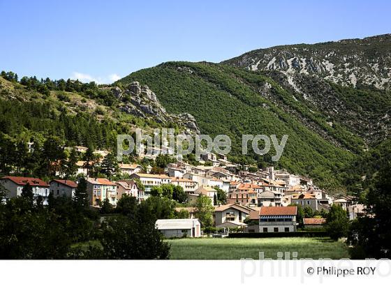 VILLAGE DE SERRES, PAYS DU BUECH, PROVENCE, FRANCE (05F00719.jpg)