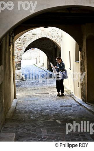 QUARTIER DU VIEIL ANTIBES, ANTIBES-JUAN -LES-PINS, COTE D' AZUR. (06F00237.jpg)