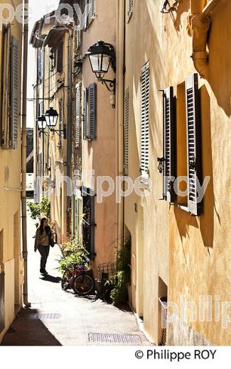 QUARTIER DU VIEIL ANTIBES, ANTIBES-JUAN -LES-PINS, COTE D' AZUR. (06F00302.jpg)