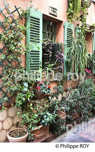 QUARTIER DU VIEIL ANTIBES, ANTIBES-JUAN -LES-PINS, COTE D' AZUR. (06F00304.jpg)