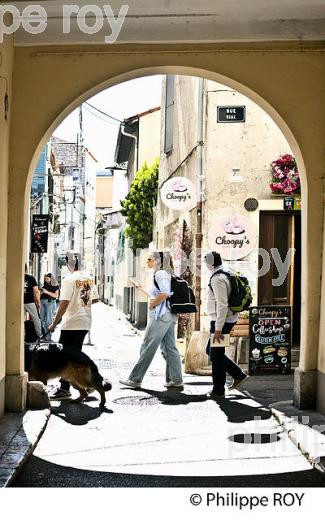 QUARTIER DU VIEIL ANTIBES, ANTIBES-JUAN -LES-PINS, COTE D' AZUR. (06F00335.jpg)