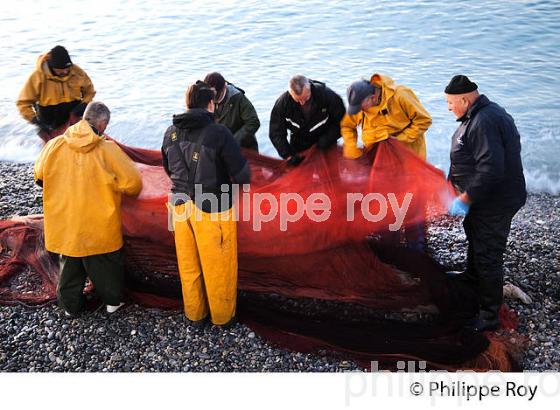 PECHE A LA POUTINE, PLAGE DE CROS DE CAGNES, CAGNES SUR MER, COTE D' AZUR. (06F00617.jpg)