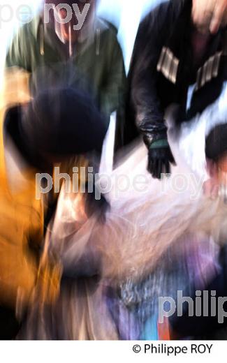 PECHE A LA POUTINE, PLAGE DE CROS DE CAGNES, CAGNES SUR MER, COTE D' AZUR. (06F00618.jpg)