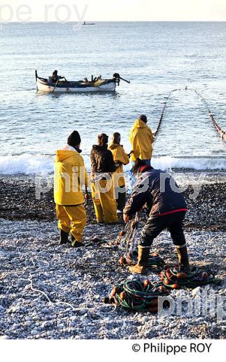 PECHE A LA POUTINE, PLAGE DE CROS DE CAGNES, CAGNES SUR MER, COTE D' AZUR. (06F00703.jpg)