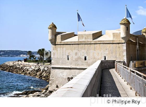LE BASTION,  FRONT DE  MER,  VILLE DE MENTON , COTE D' AZUR. (06F01128.jpg)