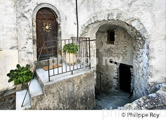 VILLAGE PERCHE   DE GARS, VALLEE DE L'  ESTERON, ALPES MARITIMES. (06F02129.jpg)