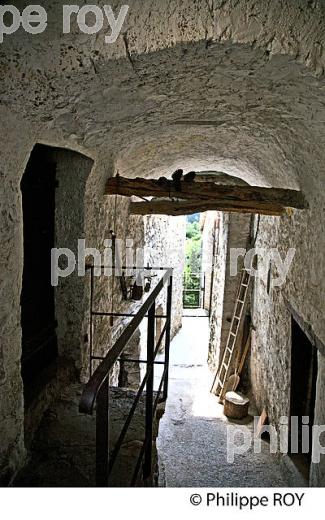 VILLAGE PERCHE   DE GARS, VALLEE DE L'  ESTERON, ALPES MARITIMES. (06F02135.jpg)
