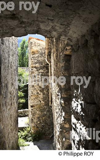 VILLAGE PERCHE   DE GARS, VALLEE DE L'  ESTERON, ALPES MARITIMES. (06F02137.jpg)