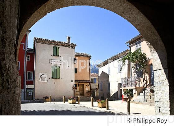 VILLAGE PERCHE   DE AIGLUN , VALLEE DE L'  ESTERON, ALPES MARITIMES. (06F02236.jpg)