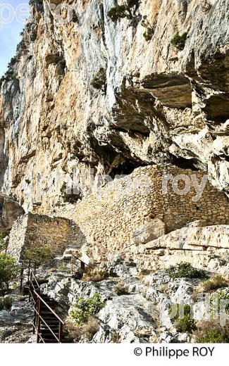 FORTERESSE DU VILLAGE PERCHE   DE AIGLUN , VALLEE DE L'  ESTERON, ALPES . (06F02313.jpg)
