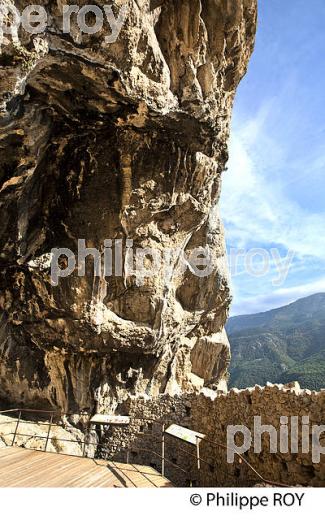 FORTERESSE DU VILLAGE PERCHE   DE AIGLUN , VALLEE DE L'  ESTERON, ALPES . (06F02323.jpg)