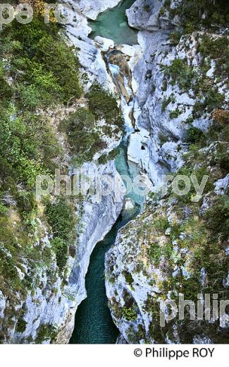 VILLAGE    DE AIGLUN , VALLEE DE L'  ESTERON, ALPES MARITIMES. (06F02404.jpg)