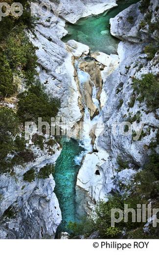 VILLAGE    DE AIGLUN , VALLEE DE L'  ESTERON, ALPES MARITIMES. (06F02409.jpg)