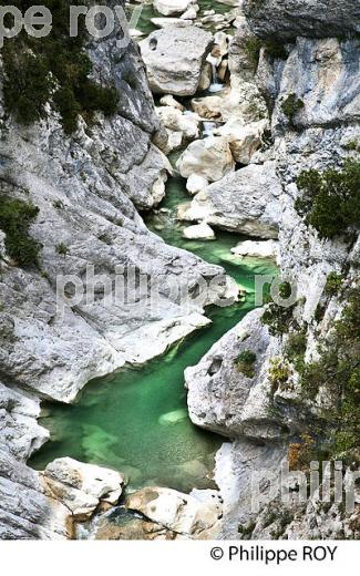 VILLAGE    DE AIGLUN , VALLEE DE L'  ESTERON, ALPES MARITIMES. (06F02413.jpg)