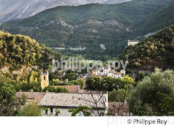 VILLAGE PERCHE  DE ROQUESTERON, VALLEE DE L' ESTERON, ALPES MARITIMES. (06F02440.jpg)