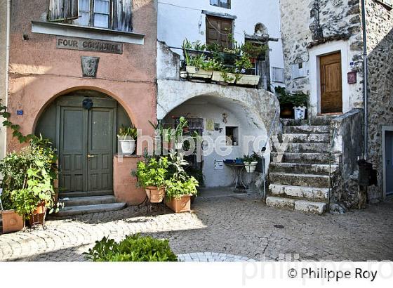 VILLAGE PERCHE   DE  BOUYON, VALLEE DE L'  ESTERON, ALPES MARITIMES. (06F02532.jpg)