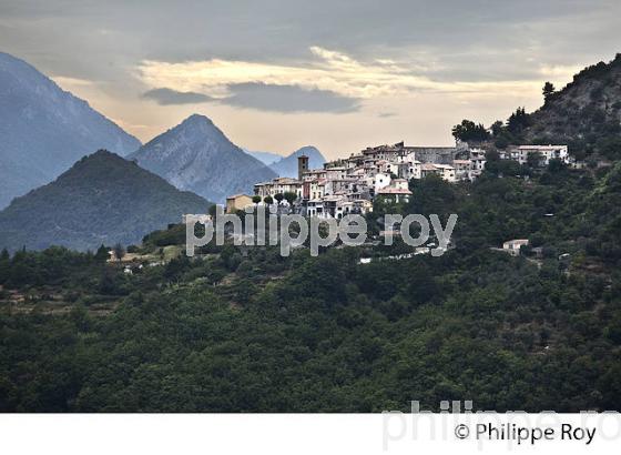 VILLAGE PERCHE  DE LES FERRES, VALLEE DE L' ESTERON, ALPES MARITIMES. (06F02607.jpg)