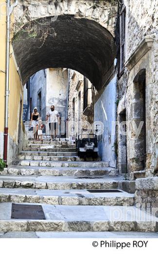 VILLAGE PERCHE  DE GILETTE, VALLEE DE L' ESTERON, ALPES MARITIMES (06F02616.jpg)