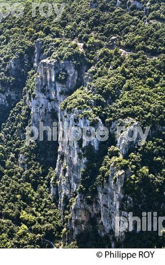 VILLAGE PERCHE  DE GOURDON, VALLEE DU LOUP,  ALPES MARITIMES. (06F02728.jpg)