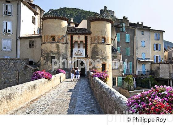 VILLAGE PERCHE , ENTREVAUX, VALLEE DU VAR,  ALPES DE HAUTE PROVENCE. (06F03009.jpg)