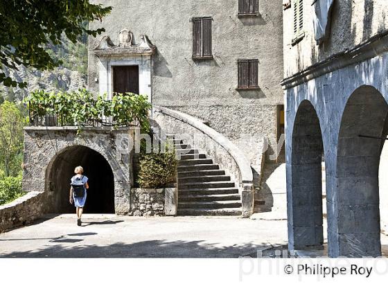 VILLAGE PERCHE DE PUGET ROSTANG, VALLEE DE LA ROUDOULE, ALPES MARITIMES. (06F03024.jpg)