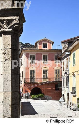 VILLAGE PERCHE   DE UTELLE , VALLEE DE LA VESUBIE, ALPES MARITIMES. (06F03418.jpg)