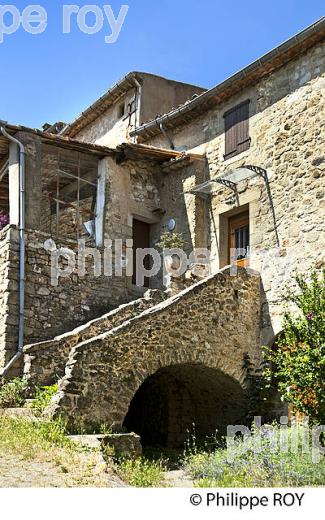 VILLAGE FORIFIE DE BANNE, VALLEE DU CHASSEZAC, BAS-VIVARAIS, ARDECHE. (07F00209.jpg)