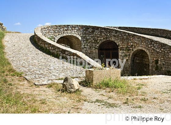 CHATEAU DE BANNE, VILLAGE FORIFIE DE BANNE, VALLEE DU CHASSEZAC, BAS-VIVARAIS, ARDECHE. (07F00219.jpg)