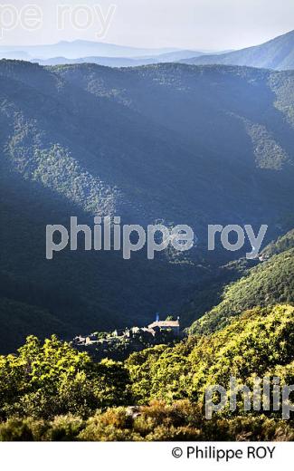 VILLAGE PERCHE DE THINES, VALLEE DE LA THINES,  BAS-VIVARAIS, ARDECHE. (07F00312.jpg)