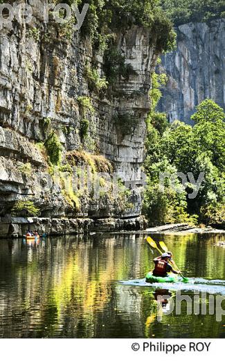 DESCENTE EN CANOE,  GORGES DU CHASSEZAC, COMMUNE BERRIAS ET CASTELJAU,  BAS-VIVARAIS, ARDECHE. (07F00622.jpg)